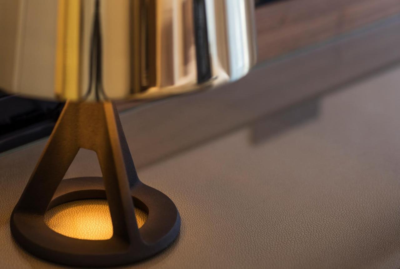 Maison Albar Hotels Le Pont-Neuf Paris Exterior foto Detail of a table lamp