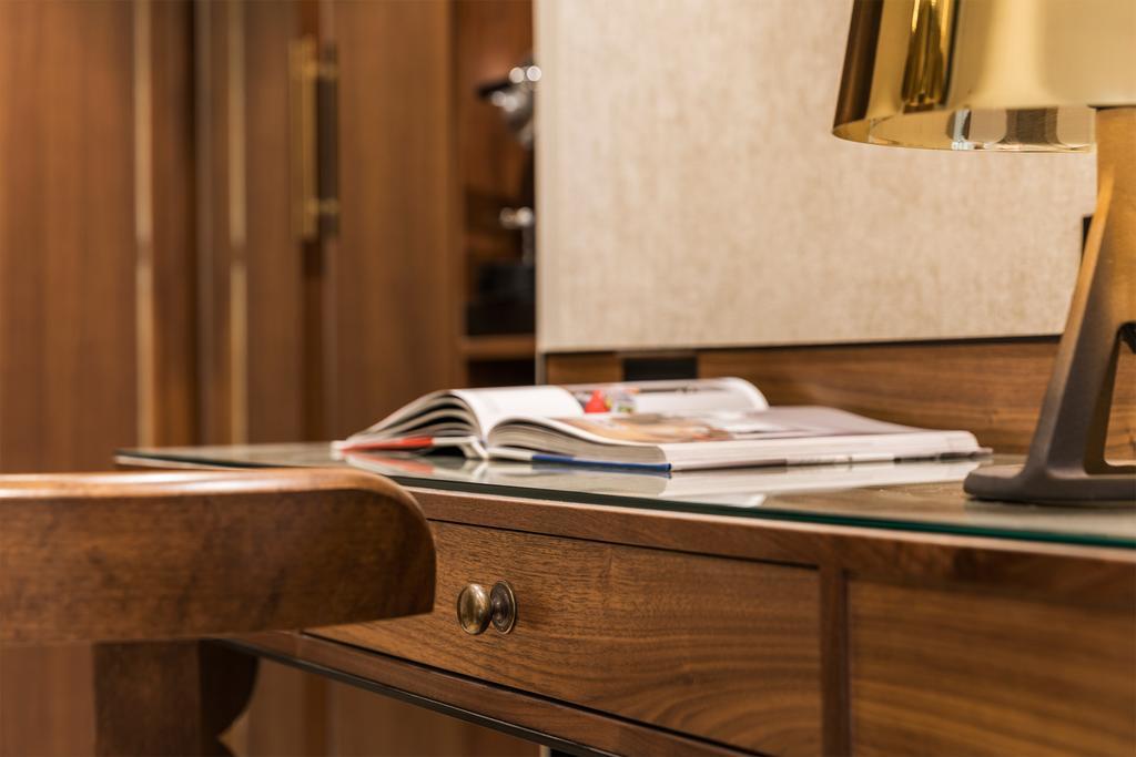 Maison Albar Hotels Le Pont-Neuf Paris Exterior foto A desk with a drawer