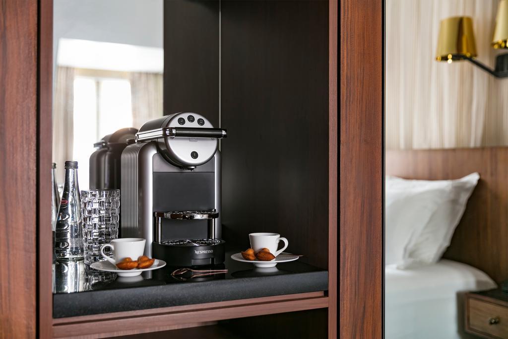 Maison Albar Hotels Le Pont-Neuf Paris Exterior foto A Nespresso machine in a hotel room